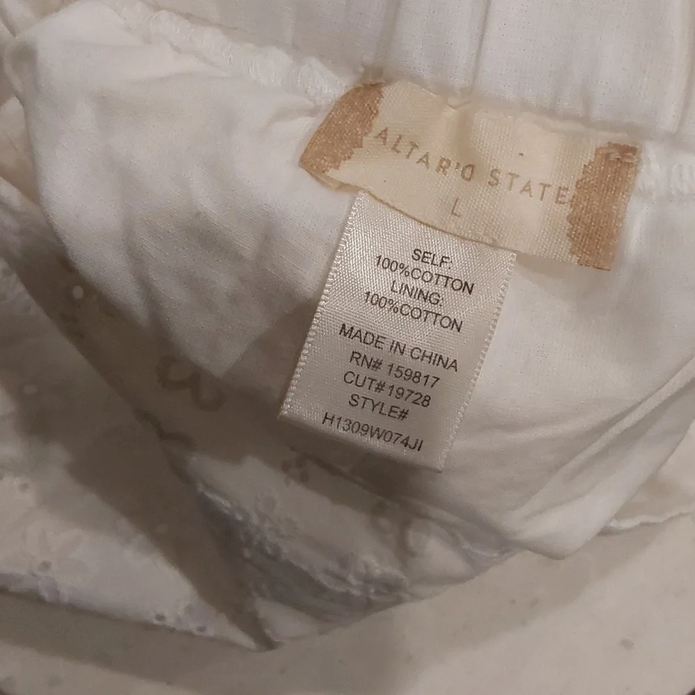 Altar'd State White Cotton Eyelet Pleated Womens Shorts Size L - Picture 10 of 10